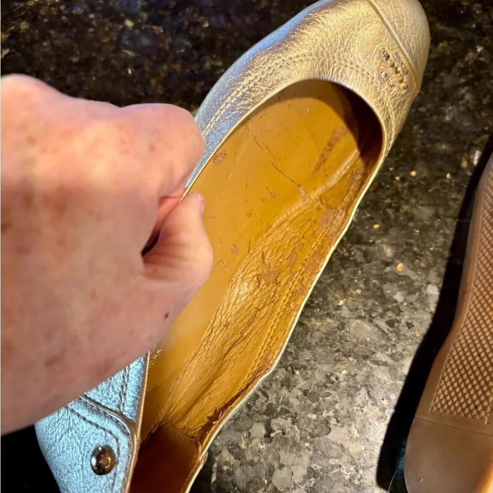⭐️Coach Chelsea Leather Metallic Gold Round Toe Flats ⭐️